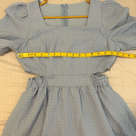 Light Blue Puff Sleeve Cutout Midi Dress size M. - Picture 8 of 9